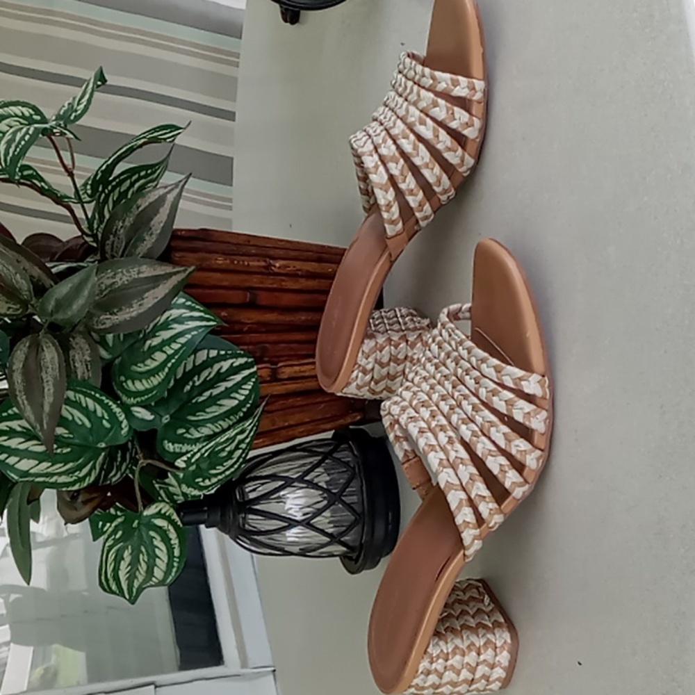 Universal Thread Shoes - Picture 2 of 5